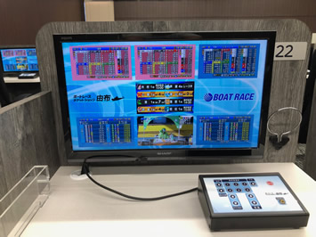 全席にモニターを完備!